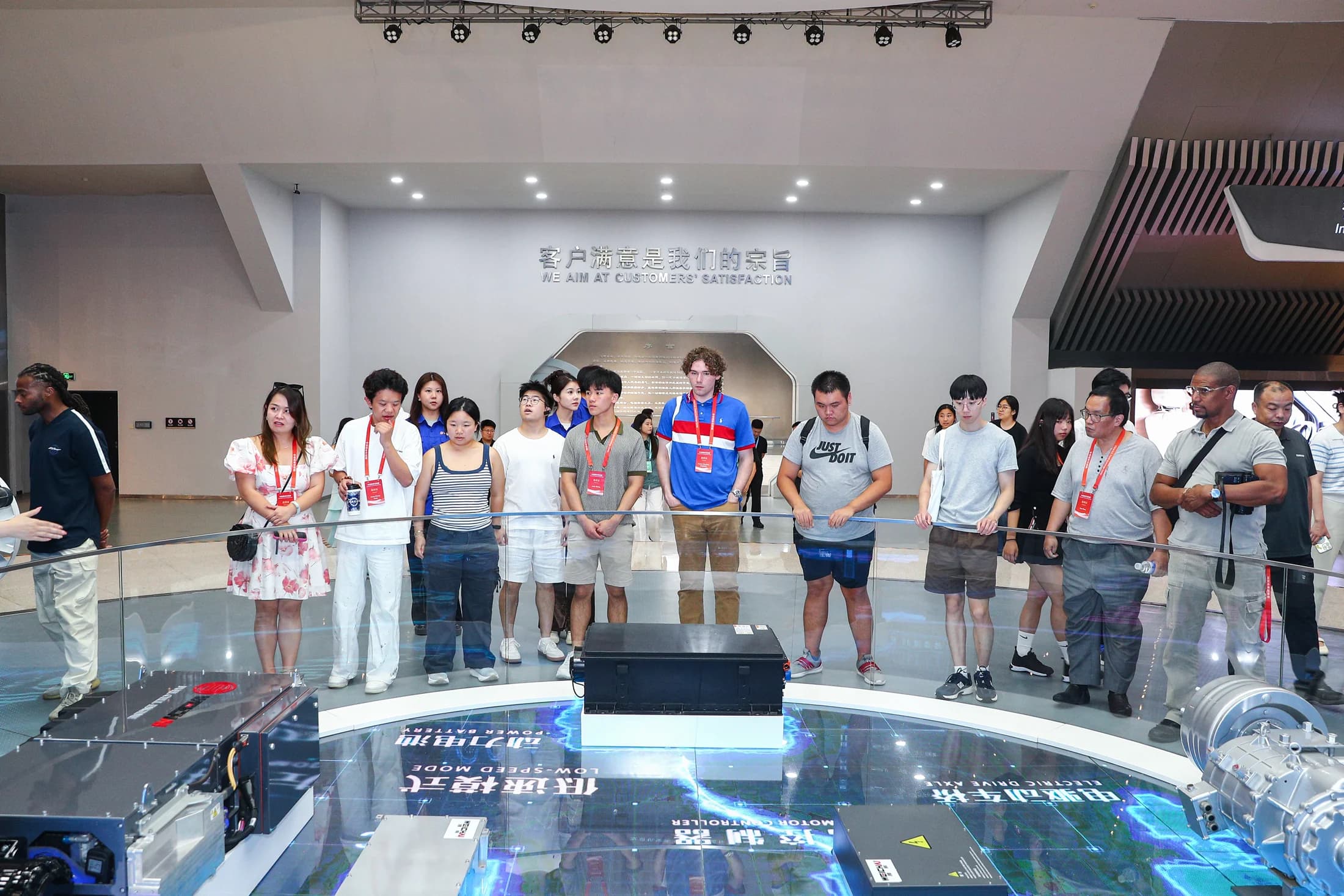 6月24日，参加“未来之桥”中美青年交流营的美国青年代表走进潍柴动力工业园，参观科技展馆，了解中国制造业智能化转型成果