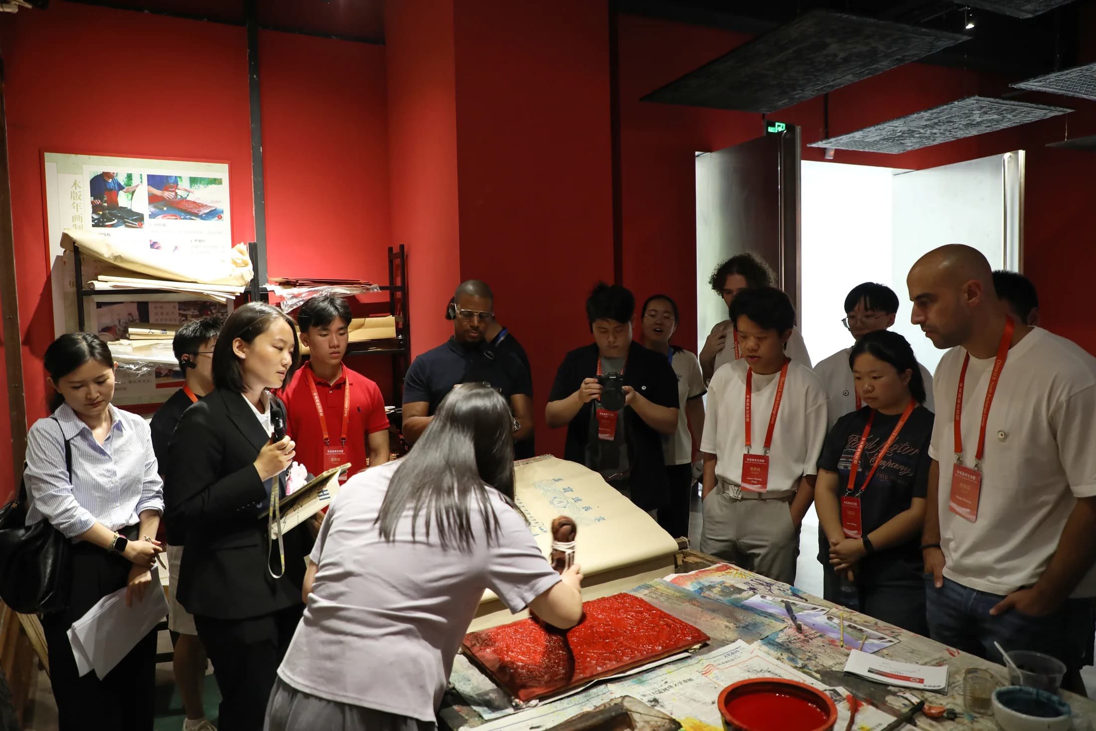 6月25日，参加“未来之桥”中美青年交流营的美国青年代表体验非遗拓印