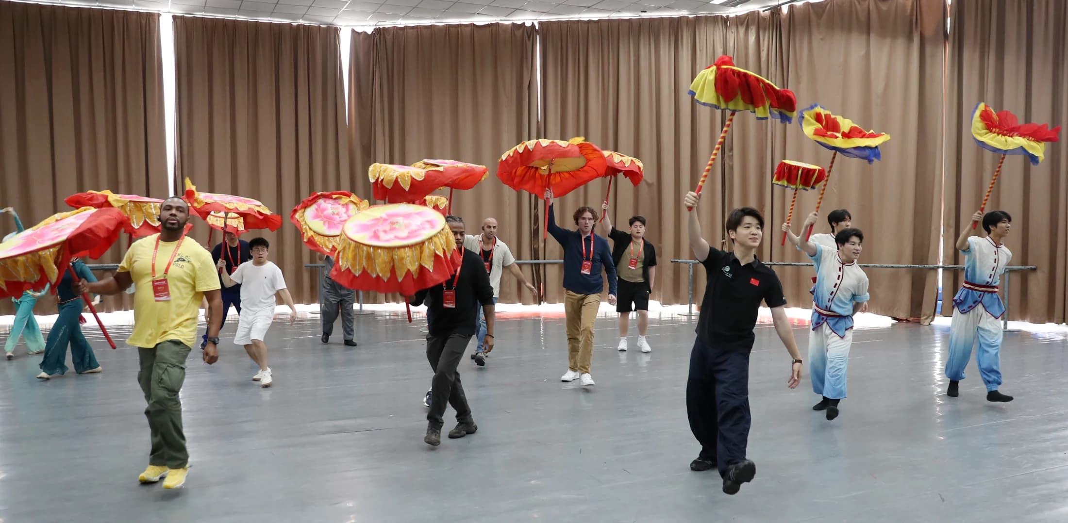 6月26日，参加“未来之桥”中美青年交流营的美国青年代表走进山东青年政治学院，学习山东秧歌